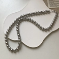 Détail de collier de perles gris argenté avec fermoir réglable sur support chic - 8mm Gris Argenté (Fermoir Mousqueton)