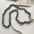 Détail du collier de perles grises avec fermoir à double anneau doré et nœuds artisanaux - 8mm Perles Multicolores Grises (Style Noué)