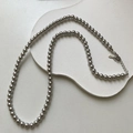 Vue détaillée du collier de perles gris argenté avec fermoir en argent sterling S925 poli - 5mm Gris Argenté (Fermoir Mousqueton)