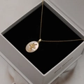 Collier ovale doré avec incrustation de nacre naturelle et motif floral en boîte cadeau - Houx de Janvier