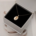 Collier pendentif ovale en nacre dorée avec motif branche en boîte cadeau - Fleur de Cerisier de Mars