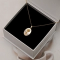 Collier tournesol doré avec pendentif ovale en nacre dans une boîte cadeau - Marguerite d'avril