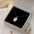 Collier ovale en nacre dorée avec pendentif tournesol dans son coffret cadeau - Souci de Juin