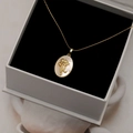 Collier avec pendentif ovale doré serti de nacre et motif floral dans son écrin - Lotus de juillet