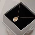 Collier ovale doré avec incrustation nacre et relief floral en boîte cadeau - Coquelicot de Septembre