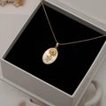Élégant collier tournesol en or avec incrustation de nacre ovale et chaîne délicate - Pivoine de Novembre