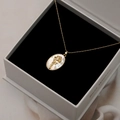 Collier fleur de naissance doré avec pendentif nacre ovale et relief rose en boîte - Rose de Décembre