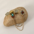 Antike goldene Bienen- und Blumenbrosche mit grünem Smaragd und Doppelketten - Antikgold Biene mit Kette