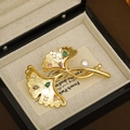 Elegante spilla a foglia di ginkgo dorata con gemme colorate e perla bianca tonda - Spilla / Oro 18K