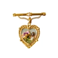 Dettaglio di spilla cuore vintage in oro con fiori rosa e perle su sfondo bianco - Spilla a Cuore / Elettroforesi in Oro 18K