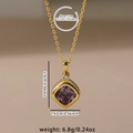 Vista macro de un collar dorado con colgante de circón morado y medidas del producto - Chapado en Oro de 18K / Circonita Púrpura