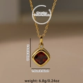 Macro de collar dorado con colgante cuadrado de gema roja y especificaciones de tamaño - Chapado en Oro de 18K / Circonita Rojo Granate