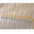 Gouden en zilveren kettingen met bloemenreliëf en ronde matte muntvormige hangers - Goud