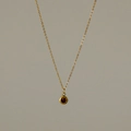 Vue détaillée de la chaîne plaquée or 18k avec un pendentif vintage en zircon rouge - Or 18 carats / Janvier Rouge Grenat