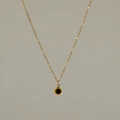 Détail du collier chaîne dorée avec un pendentif serti d'une pierre noire ronde - Or 18 carats / Février Améthyste Violet