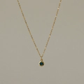 Detailansicht der 18k vergoldeten Halskette mit einem runden blauen Zirkon-Edelsteinanhänger - 18K-Gold / Dezember Blau