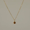 Nahaufnahme einer 18k vergoldeten Edelstahlkette mit rosa rundem Zirkonia-Anhänger - 18K-Gold / Oktober Opalrosa