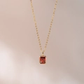 Élégant collier plaqué or 18 carats avec un pendentif rectangulaire en pierre rouge - Bourgogne (Janvier)