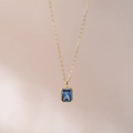 Collier plaqué or avec pendentif rectangulaire en zircon bleu sur une fine chaîne O - Bleu Mer (Mars)