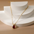 Collier en or 18 carats avec pendentif zircon rouge foncé en forme de poire élégante - Janvier Grenat