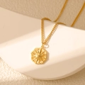 Gros plan du collier à pendentif soleil vintage plaqué or avec cadre octogonal poli - Soleil Ajouré Hexagonal