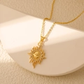 Détail du pendentif soleil plaqué or 18K avec œil de protection et pierres de zircone - Mauvais œil