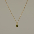 Minimalistische Halskette aus 18k vergoldetem Edelstahl mit grünem Zirkonia-Anhänger - 18K-Gold / August Olivgrün