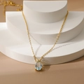 Collier en or 18 carats avec pendentif poire en pierre de naissance bleue sur socle blanc - Mars Aigue-marine
