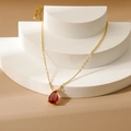 Collier plaqué or 18 carats avec pendentif en zircon rouge foncé de forme poire - Juillet Rubis