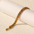 Détail macro du bracelet en acier inoxydable plaqué or 18 carats avec zircons colorés - Doré Zircon Multicolore