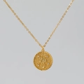 Collana con pendente rotondo dorato con rilievo di rosa e piccoli cristalli - Gennaio - Garofano / Oro