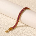 Gros plan détaillé du bracelet plaqué or 18 carats avec zircon violet et fermoir mousqueton - Or Zirconium Rose Rouge