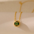 Collier Gémeaux en or avec un pendentif rond en zircon émeraude sur une chaîne fine - Gémeaux