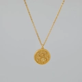 Collana dorata con pendente rotondo inciso a margherita e piccoli zirconi incastonati - Aprile - Margherita / Oro