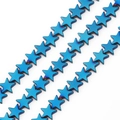 Detailaufnahme von metallisch blauen Sternperlen aus Hämatit mit schillernder Beschichtung - Marineblau