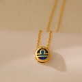 Collier Balance doré avec pendentif en zircon bleu foncé et chaîne en or élégante - Balance