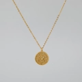 Gouden ronde muntketting met rozenreliëf en kleine sprankelende kristallen hanger - Juni - Roos / Goud