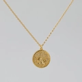 Gouden lotus reliëf schijfhanger ketting met gedetailleerde gravures en glinsterende accenten - July-Water Lily / Goud