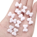 Witte acryl strikkralen voor DIY sieraden maken getoond in de hand voor schaalreferentie - 5 stuks/pak (15x11mm) / Wit