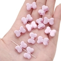Lichtroze acryl strikkralen voor doe-het-zelf sieraden getoond op de hand - 5 stuks/pak (15x11mm) / Roze