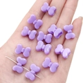 Paarse acryl vlinderkralen voor DIY sieraden maken getoond op een metalen naald - 5 stuks/pak (15x11mm) / Paars