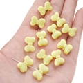 Vista a mano di dodici piccole perline a farfalla in acrilico giallo per gioielli DIY - Giallo