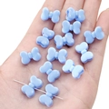 Perline a fiocco in acrilico azzurro per gioielli fai da te con dettaglio del foro - Blu