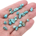 Mini pendentifs en turquoise avec anneaux dorés tenus à la main pour bijoux artisanaux - Environ 5-10mm (5 pièces/paquet) / Turquoise