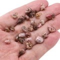 Pendentifs en cristal rose naturel et fluorite avec boucles dorées pour la création de bijoux - Environ 5-10mm (5 pièces/paquet) / Rhodochrosite