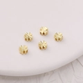5 vergoldete 14K Zwischenperlen mit Blütenmuster für DIY Schmuckherstellung und Design - Gravierte vierblättrige Blume