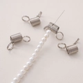 Molla fermaperle argentata per gioielli fai da te mostrata su un filo di perle bianche - Grande 10x29mm (Confezione da 1 Pezzo) / Senza Guaina (Argento)