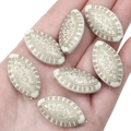Perline a foglia vintage in acrilico bianco crema con incisioni floreali oro - Perlina Ovale Piatta