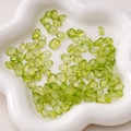 Unregelmäßige grüne Peridot-Edelsteinsplitter für DIY-Schmuck mit zentralen Bohrlöchern - Imitierter Peridot-Glasbruch (5-8mm) / 20er Set
