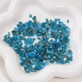 Natürliche blaue Steinsplitterperlen für DIY-Schmuck in einer weißen Keramikschale - Apatit-Optik (3-5mm) / 20er Set